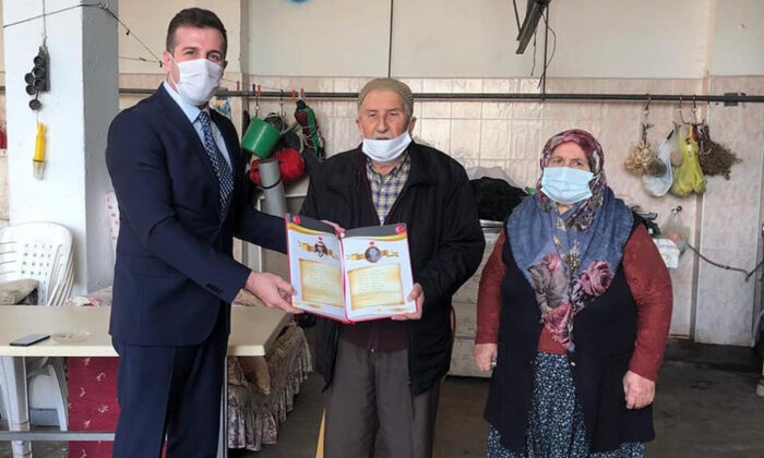 ŞEHİT AİLELERİNE ALBÜM HEDİYE EDİLDİ