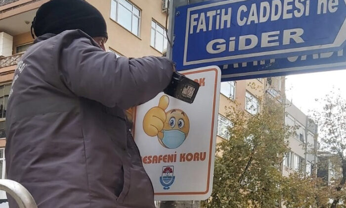 ‘MASKENİ TAK, MESAFENİ KORU’ TABELALARI TAKILIYOR