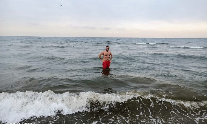 BUZ GİBİ HAVADA DENİZE GİRDİ