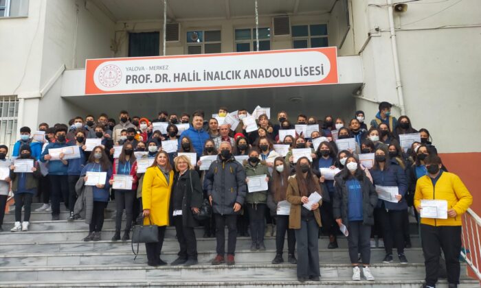 İLK KARNELERİNİ ALDILAR