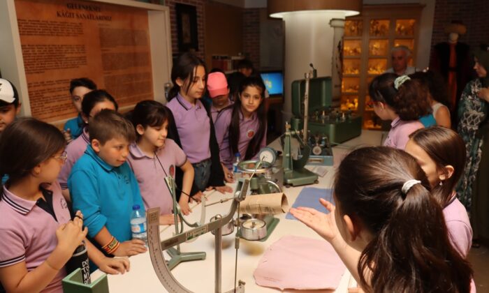 KAĞIT MÜZESİ ÖĞRENCİLERİN İLGİ ODAĞI