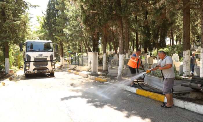 MEZARLIKLARDA TEMİZLİK YAPILIYOR