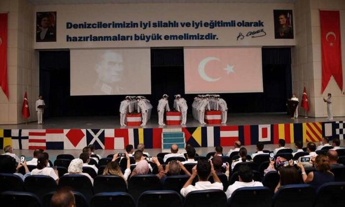 ASTSUBAYLAR, ANT İÇTİ