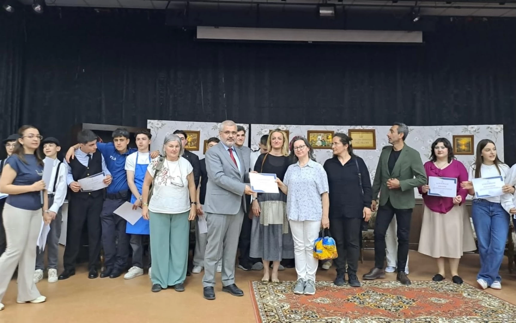 ÖĞRENCİLER SAHNEDE HÜNERLERİNİ SERGİLEDİ