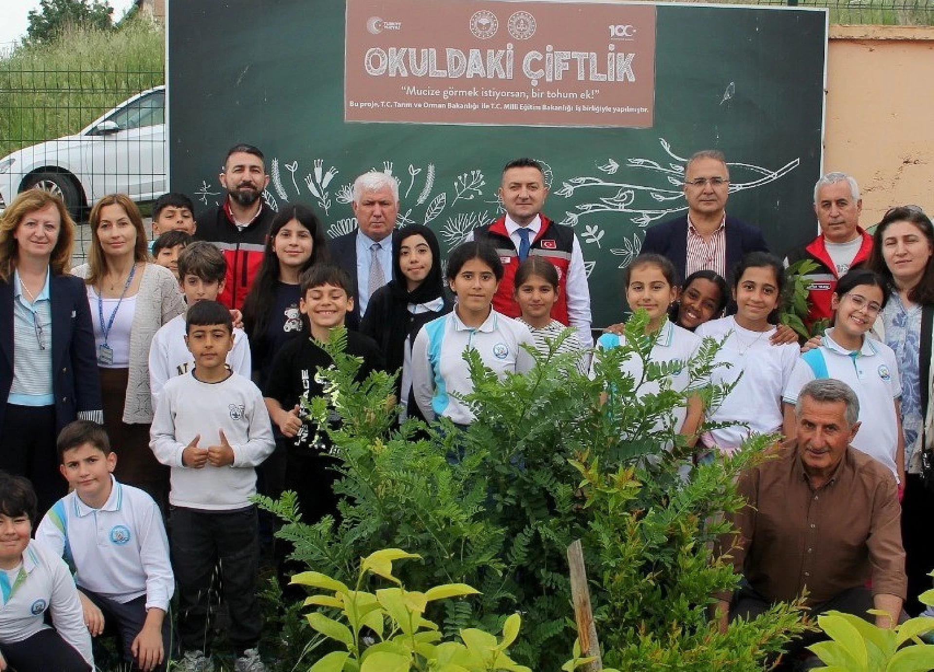 ÖĞRENCİLER SEBZE FİDESİ DİKTİ