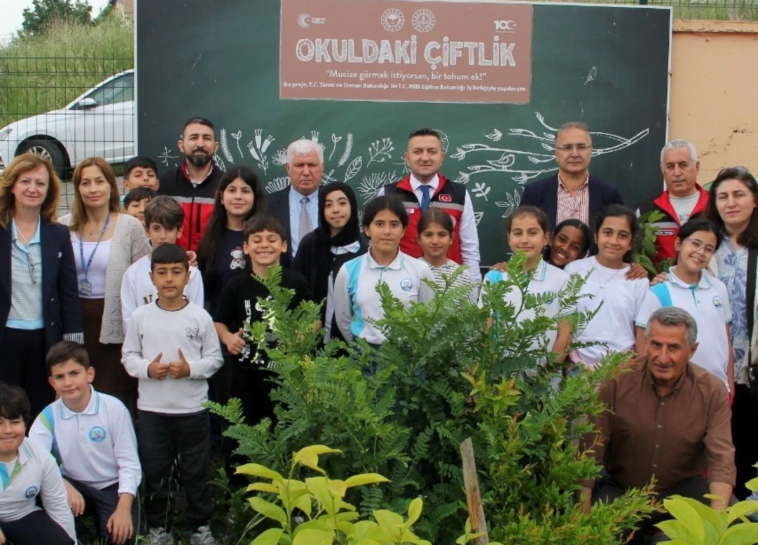ÖĞRENCİLER SEBZE FİDESİ DİKTİ