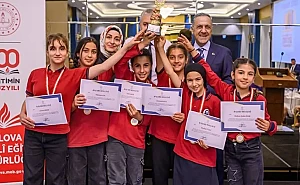 KİTAP OKUYAN ÖĞRENCİLER YARIŞTI