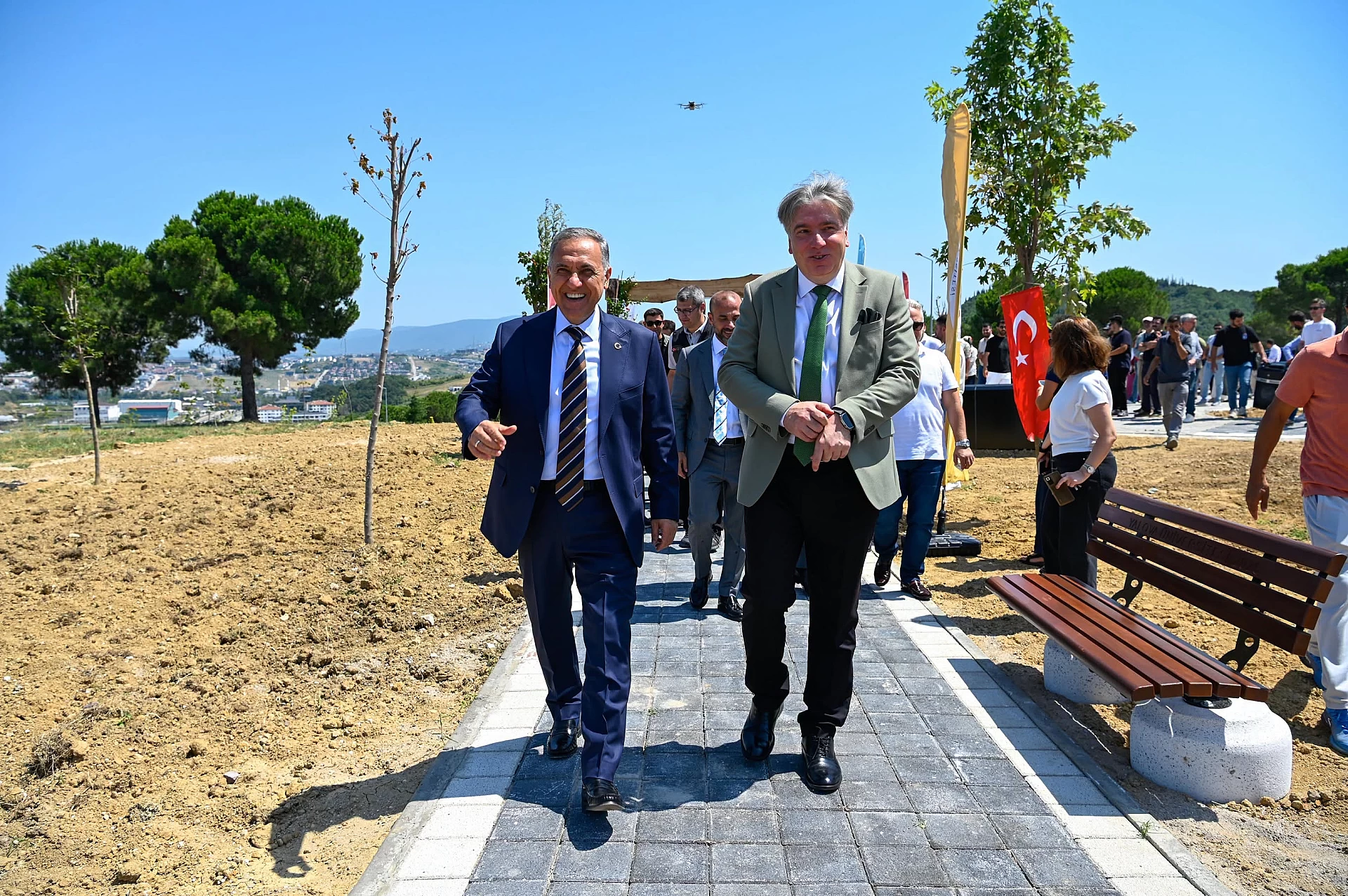 ÜNİVERSİTEDE YÜRÜYÜŞ YOLU