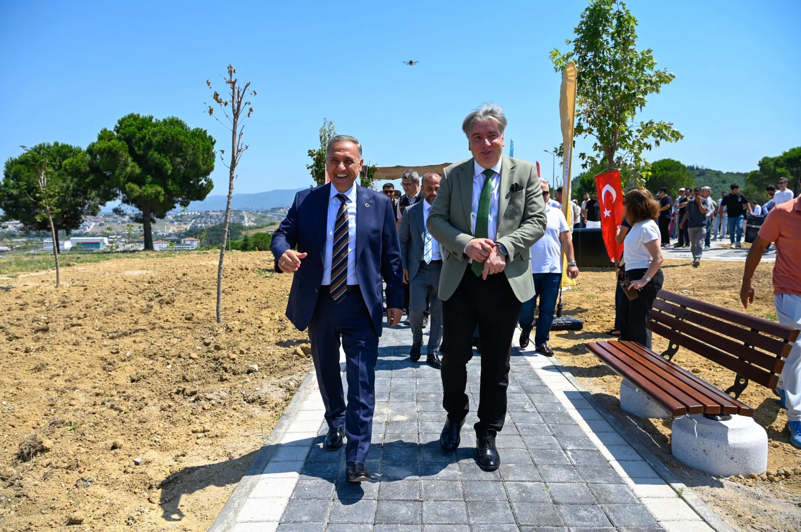 ÜNİVERSİTEDE YÜRÜYÜŞ YOLU