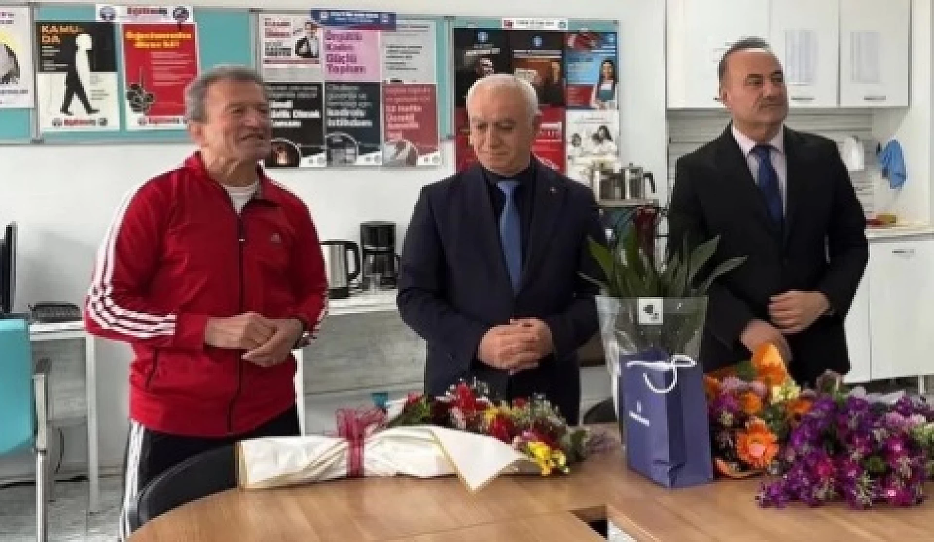 ALKIŞLARLA EMEKLİLİĞE UĞURLANDI