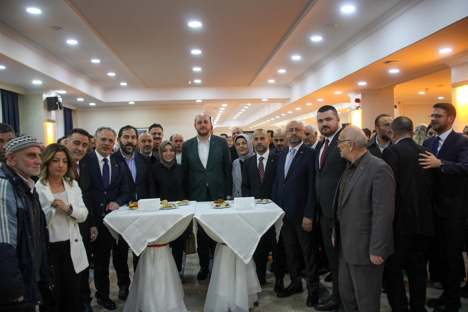 SİYASİ PARTİLERDE BAYRAMLAŞMA YAPILDI