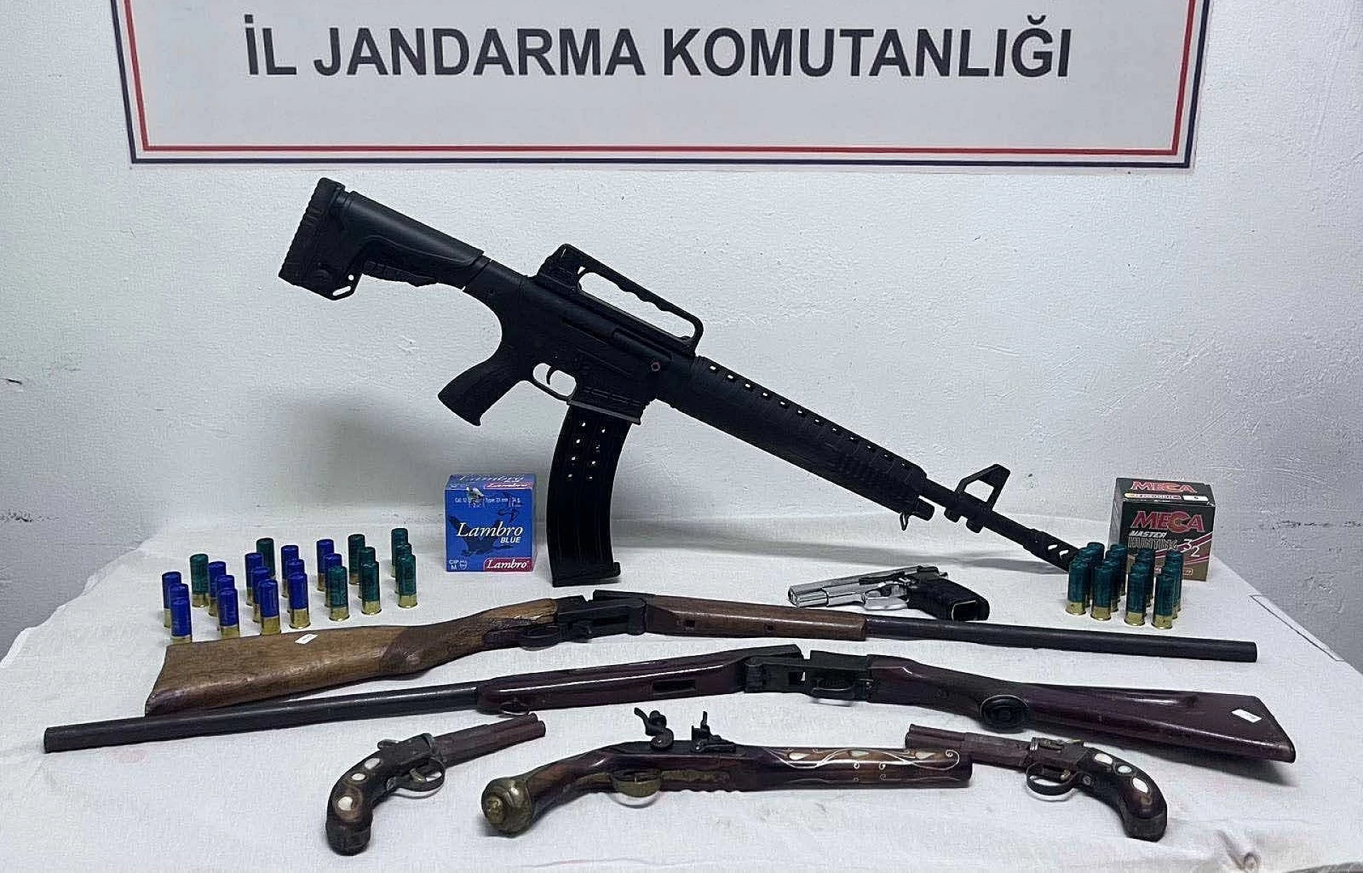 ALTINOVA'DA TARİHİ SİLAHLAR ELE GEÇİRİLDİ