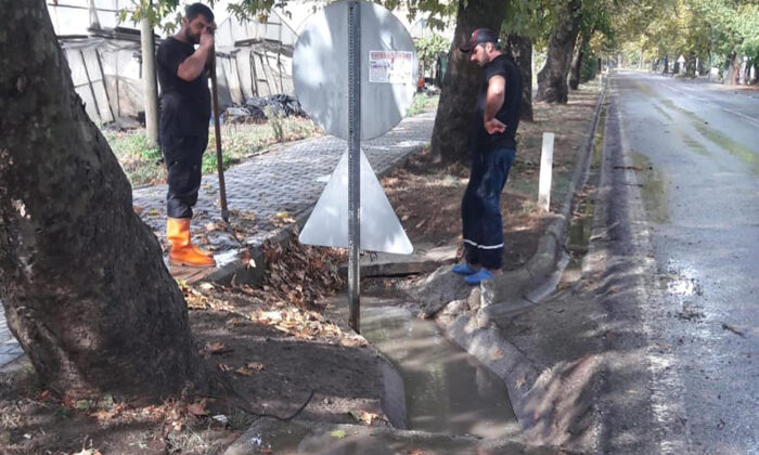 YAĞMUR SUYU KANALLARINI TEMİZLEDİLER