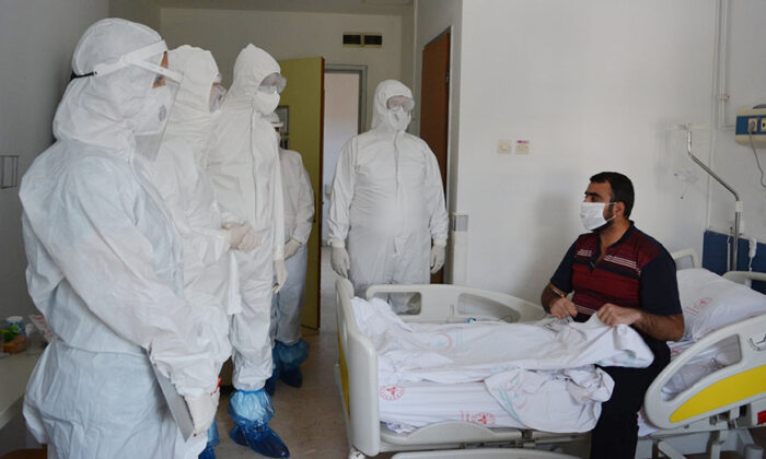 SAĞLIK MÜDÜRÜ ERAY, COVİD-19 TANILI HASTALARI ZİYARET ETTİ