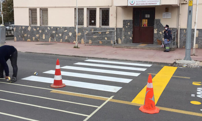 YAYA VE YOL ÇİZGİLERİ ÇİZİLİYOR