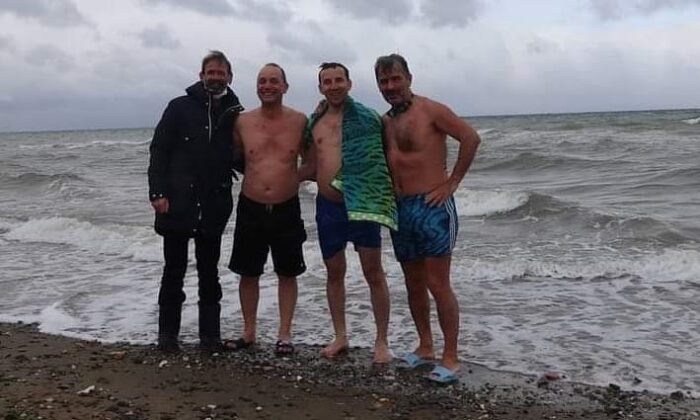 BUZ GİBİ HAVADA DENİZE GİRDİLER