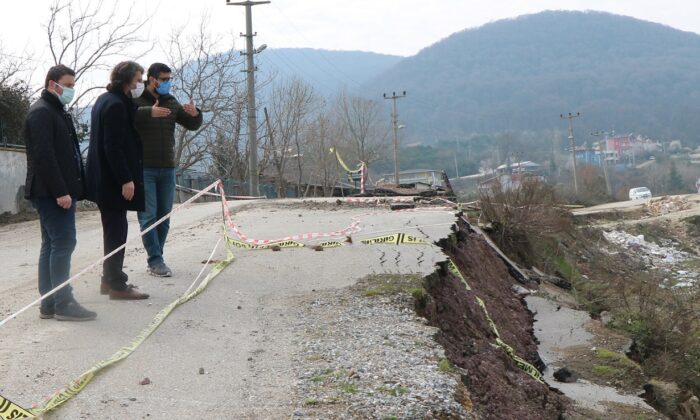 KAYMA YAŞANAN YOLU İNCELEDİLER