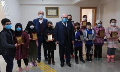 ÇEVRİMİÇİ BULUŞMALARA KATILAN ÇOCUKLARA ÖDÜL VERİLDİ