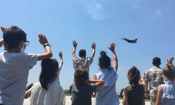 SOLOTÜRK’Ü HEYECANLA İZLEDİLER