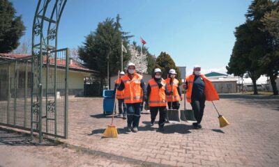 SOKAKLARI EVLERİ GİBİ TEMİZLİYORLAR