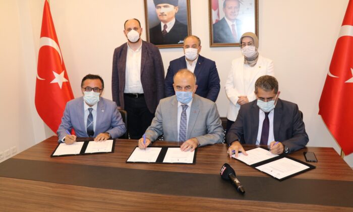 ÜNİVERSİTE VE SANAYİ İŞBİRLİĞİ İÇİN İMZALAR ATILDI