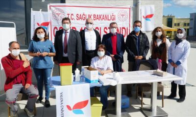 ÜNİVERSİTE ÖĞRENCİLERİ AŞILARINI OLUYOR