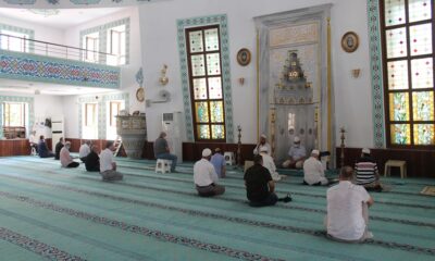 CAMİLERDE ARTIK SAFLAR SIKLAŞIYOR