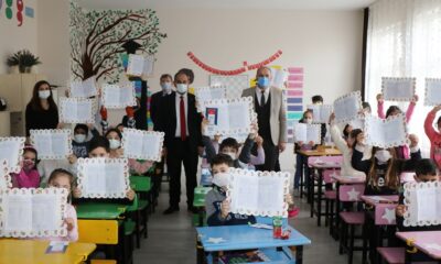 BAŞKAN SOYER, ÖĞRENCİLERE KARNE DAĞITTI