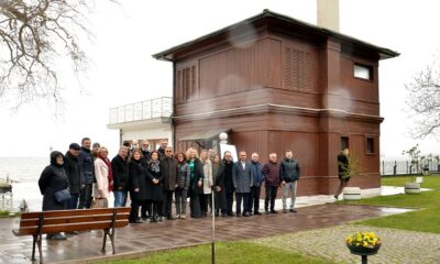YÜRÜYEN KÖŞKTE BİR ARAYA GELDİLER