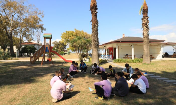 KİTAPLAR BELEDİYE ÇAY BAHÇESİ’NDE OKUNDU